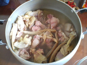 とまとじゅーす的中国旅行記　上海料理　友人の家で食べた鶏肉を煮て味付けしたスープ