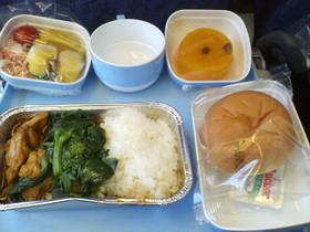 とまとじゅーす的中国旅行記　上海からの機内食はチキンを選択