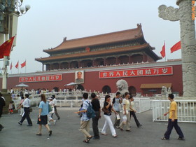 とまとじゅーす的中国旅行記　北京観光＠市内と故宮、八達嶺 万里の長城・明の十三陵・老北京の名所ツアー　北京の天安門広場に来ました。広いのでダイエットにはすごくいい場所だと思います