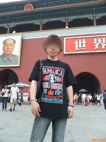 とまとじゅーす的中国旅行記　北京観光＠市内と故宮、八達嶺 万里の長城・明の十三陵・老北京の名所ツアー　天安門広場で記念撮影。毛沢東主席が目印