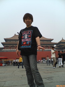 とまとじゅーす的中国旅行記　とりあえず北京の観光名所の故宮博物館入口前で記念撮影