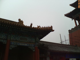 とまとじゅーす的中国旅行記　北京観光＠市内と故宮、八達嶺 万里の長城・明の十三陵・老北京の名所ツアー　北京の故宮博物館、つまり紫禁城の入り口。瓦が印象的