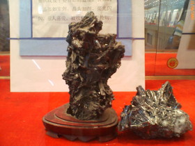 とまとじゅーす的北京観光　市内と故宮、八達嶺 万里の長城・明の十三陵・老北京のツアー観光　きれいな結晶の形が特徴の剣みたいな翡翠石。あまりほしいとは思わないけどね
