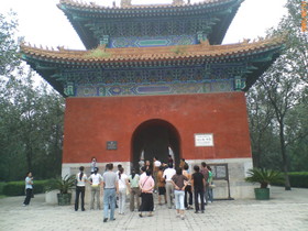 とまとじゅーす的北京観光　市内と故宮、八達嶺 万里の長城・明の十三陵・老北京のツアー観光　次は明の十三陵へ向かいます