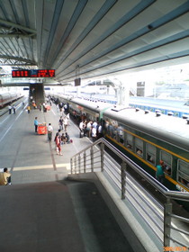 とまとじゅーす的中国旅行記、北京駅構内。1461次の長距離列車が停車しています
