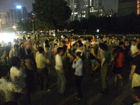 とまとじゅーす的中国旅行記、上海の若者が付近で踊っていた