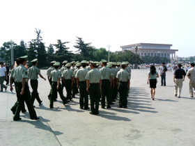 とまとじゅーす的北京観光旅行記、相変わらず警備の武装警官らしき人達がたくさんいる