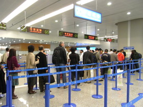 とまとじゅーす的上海市内観光旅行記　上海浦東国際飛行場へ到着。隊列が出来て込んでた
