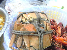 とまとじゅーす的中国旅行記。上海、中山公園付近の上海料理店で食べた上海蟹。上海で11月は上海蟹の季節。一匹30元くらいで安い上海蟹が食べられました