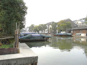 とまとじゅーす的中国上海、江南水郷古鎮、周庄（周荘）日帰り観光旅行記、この運河の辺りは観光客も少なく静か。全功橋等がある運河の東側
