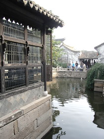 とまとじゅーす的中国旅行記、江南水郷古鎮、周庄（周荘）日帰り観光、周庄へ入村して運河辺りへ出ると観光客がたくさんいました