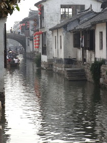 とまとじゅーす的中国上海、江南水郷古鎮、周庄（周荘）日帰り観光旅行記、裏路地を抜けると周庄の見所の橋の見える運河へ出ました