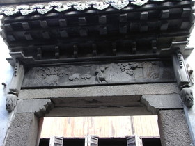 とまとじゅーす的中国上海、水郷の町、周庄（周荘）日帰り観光旅行記。立派な石造りの門。門の上のレリーフが意外と細かい