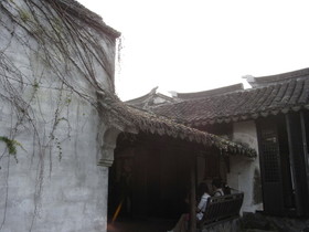 とまとじゅーす的中国上海、江南水郷古鎮、周庄（周荘）日帰り観光旅行記、張庁の外。古い瓦が印象的な明代の建物がそのまま残ってます