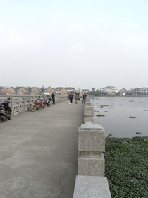 とまとじゅーす的中国上海、江南水郷古鎮、周庄（周荘）日帰り観光旅行記、南湖の全福長橋を写真撮影。湖岸から長い橋がかかる