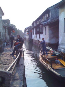 とまとじゅーす的中国旅行記、江南水郷古鎮、周庄（周荘）日帰り観光、水郷の里、周庄にはたくさん橋と運河がある。古い石橋から運河を撮影