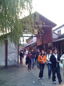とまとじゅーす的中国旅行記、江南水郷古鎮、周庄（周荘）日帰り観光、周庄博物館へ向かう途中の道。上海からの学生らしき人もたくさんいました。これもiPhone 3Gで撮影