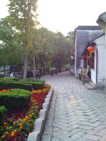 とまとじゅーす的中国上海、江南水郷古鎮、周庄（周荘）日帰り観光旅行記、こちらは水郷古鎮・周庄博物館前の石畳の写真