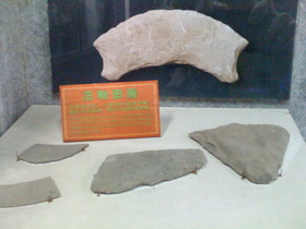 とまとじゅーす的中国上海、江南水郷古鎮、周庄（周荘）日帰り観光旅行記、これも宋とか明代に使われてた石斧らしき展示物