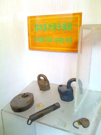 とまとじゅーす的中国上海、江南水郷古鎮、周庄（周荘）日帰り観光旅行記、周庄博物館内の錠前・鍵展の写真。こちらは外国の葉型の南京錠の展示