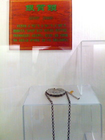とまとじゅーす的中国旅行記、江南水郷古鎮、周庄（周荘）日帰り観光、周庄博物館内の錠前・鍵展の写真。これは銀製の首かけタイプの錠前と鍵。黒ずんでるから質は悪いかも