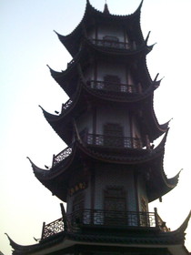 とまとじゅーす的中国旅行記、江南水郷古鎮、周庄（周荘）日帰り観光、全福塔を正面から。建設されてまだ新しい塔　