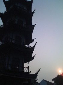 とまとじゅーす的中国上海、江南水郷古鎮、周庄（周荘）日帰り観光旅行記、近くで全福寺を撮影。露光が太陽に合って暗くなった