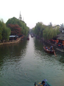 とまとじゅーす的中国旅行記、江南水郷古鎮、周庄（周荘）日帰り観光、水郷の町・周庄の運河で船遊びをしている観光客