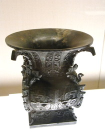 とまとじゅーす的中国上海市内観光旅行、上海博物館の青銅器展。西周早期の（癸殳）古方尊という青銅器。装飾がきれい