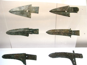 とまとじゅーす的中国旅行記、上海博物館・青銅器展で撮影した青銅器製の武器の鏃やじりと鉾。