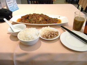 とまとじゅーす的中国上海市内観光旅行　昼食は海市長寧区中山公園駅近くの錦江之星のレストランで魚を使った紅焼の料理を食す。安くて美味い