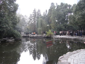 とまとじゅーす的中国上海市内観光旅行、上海人民広場の池のほとりにもお見合いや息子・娘の相手探しをしてる上海市民がいた