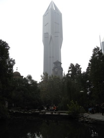 とまとじゅーす的中国旅行記。上海、人民公園の近くにあるペンシル型の高層ビルを撮影
