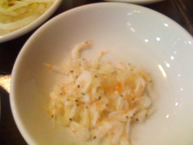 とまとじゅーす的中国旅行記、これは桜海老かな？全部で16種類の食材を過橋米線の鍋の中へ入れて食べます