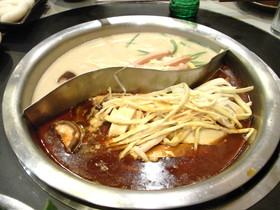 とまとじゅーす的中国上海市内観光旅行　鍋底（スープ）はしょっぱいのと辛い鍋底（スープ）の2種類鍋底（スープ）はしょっぱいのと辛い鍋底（スープ）の2種類