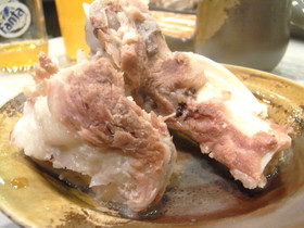 とまとじゅーす的中国旅行記　上海の中山公園付近の火鍋料理店ではこの豚の骨が人気。火鍋に入れて食べる豚の骨。この部分の骨の周りについている肉は美味しい