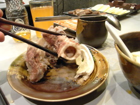とまとじゅーす的中国旅行記　火鍋料理に入れて味がさらに濃厚になった豚の骨。中の汁も最高！
