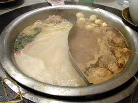 とまとじゅーす的中国上海市内観光旅行　火鍋料理を食べ続けると食材の味が混ざり濃さが増します