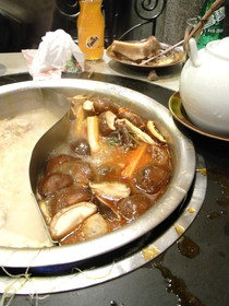 とまとじゅーす的中国旅行記　火鍋料理にしいたけをぶち込む。これだけ2人で食べても100元程度だった。日本の料理の値段高すぎ