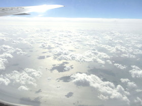 とまとじゅーす的中国上海市内観光旅行　上海から成田へ向かう飛行機内から下界の雲を写真撮影。いい天気だなぁ