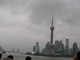 とまとじゅーす的中国旅行記、上海市内観光＠曇り空の中、暇つぶしに上海の外灘(バンド)で東方明珠を撮影