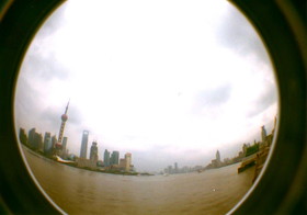 上海観光旅行記＠LOMOのFisheye2のフィルムカメラで撮影した外灘(バンド)と東方明珠テレビ塔と黄浦江。フィルムのトイカメラって面白い