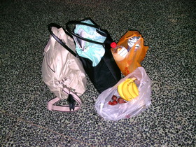 新疆ウイグル(維吾爾)自治区観光旅行記＠上海から鳥魯木斉(ウルムチ)へ行く長距離の寝台列車の旅。手荷物はこれだけ。他に服と本だらけの旅行鞄もあります