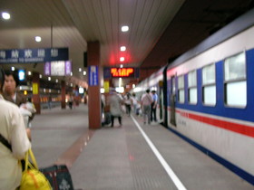 新疆ウイグル(維吾爾)自治区観光旅行記＠上海から鳥魯木斉(ウルムチ)へ行く長距離の寝台列車の旅。この列車でウルムチへ行きます。Xacti(ザクティ)のC4、400万画素で撮影