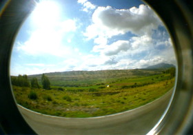 新疆ウイグル(維吾爾)自治区観光旅行記＠鳥魯木斉(ウルムチ)市内観光。南山牧場へ行く途中で撮影した一枚の写真。くどいけど空が青すぎる