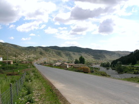 新疆ウイグル(維吾爾)自治区観光旅行記＠高速バスはさらに南山牧場の観光地点へ向けて走る