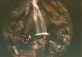 ウルムチ(鳥魯木斉)観光旅行記＠南山牧場の滝に到着です。普通の滝ですが、中国ではあまり身近には無いので観光地になっていても納得。マイナスイオン清々しいょ