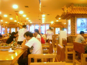 鳥魯木斉(ウルムチ)観光旅行記＠ウルムチ市内にある満漢全席が食べられる中華料理店の店内。ウルムチは物価安いです