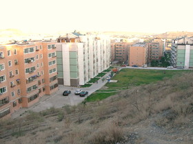 とまとじゅーす的中国旅行記＠鳥魯木斉(ウルムチ)市内の阿勒泰路のマンション側の丘　翌朝、阿勒泰 アルタイ路の脇にあるマンションの丘からの風景