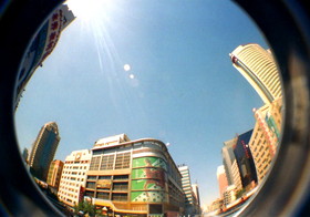 新疆ウイグル(維吾爾)自治区観光旅行記＠鳥魯木斉(ウルムチ)は空気きれい。澄んだ空と澄んだ空気と澄んだ水。中国で一番住みたいと思った街。LOMO Fisheye2で撮影したウルムチ市内の繁華街